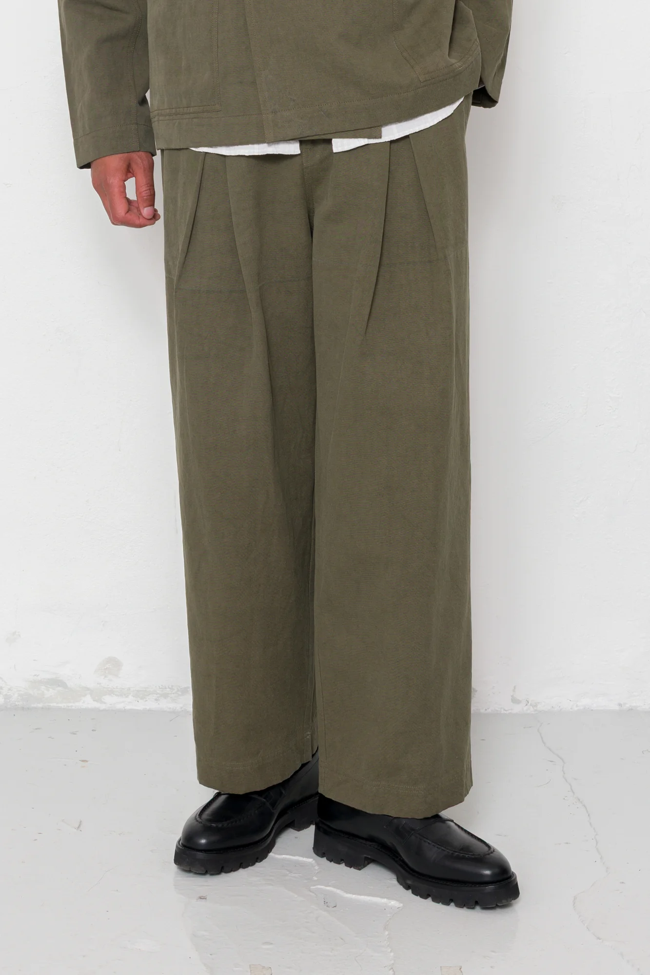 Easy Fit Trouser - Dark Olive Slub Linen - Image 2